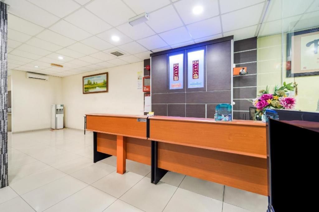 באטרוורת' Oyo 301 River Inn Hotel מראה חיצוני תמונה