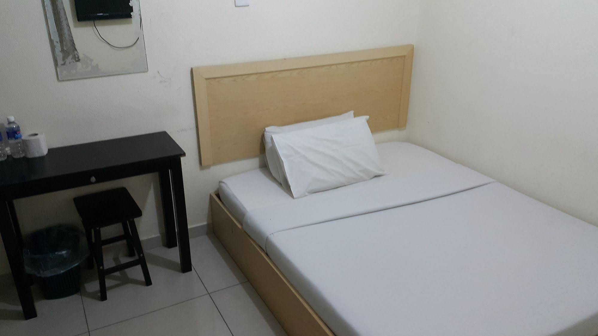 באטרוורת' Oyo 301 River Inn Hotel מראה חיצוני תמונה